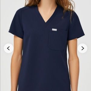 Figs Catarina One Pocket scrub top-navy